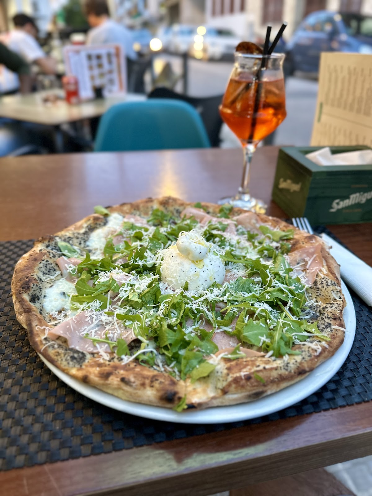 Pizza servida en mesa