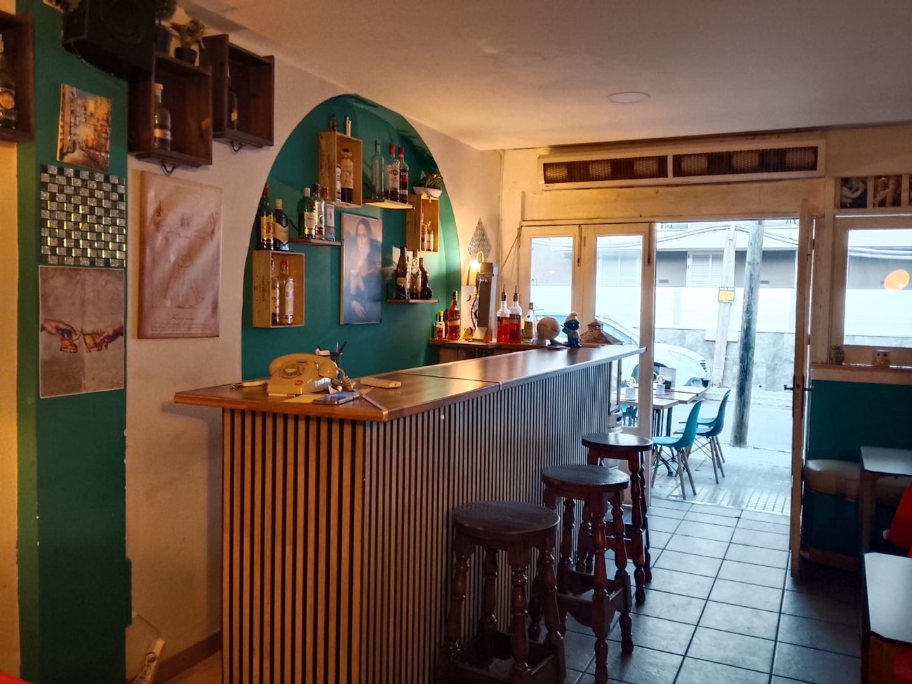 Interior de Atípico: la barra y la sala hacia la calle