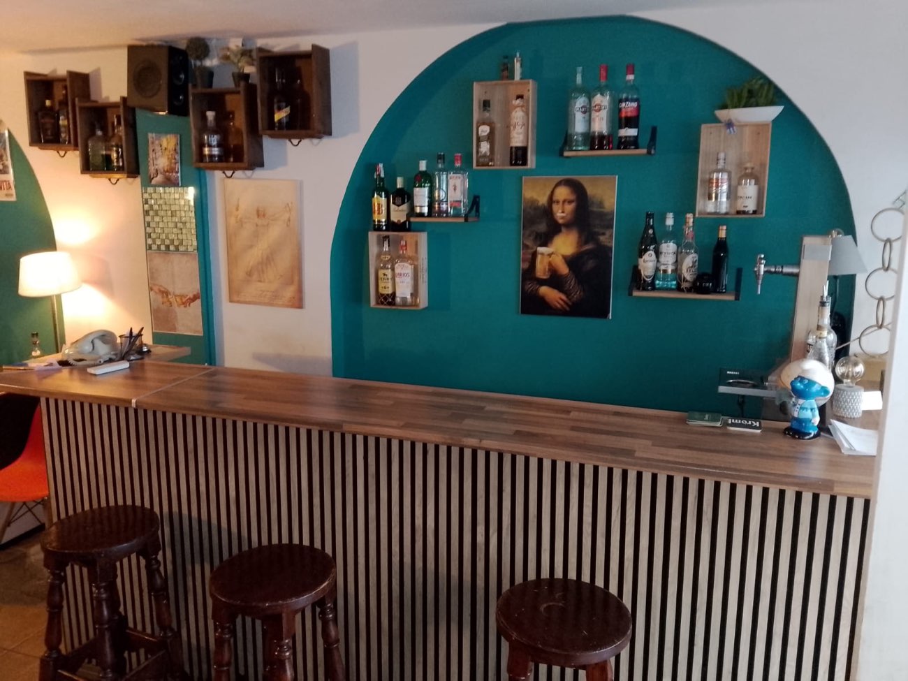 La barra de Atípico con las estanterías de cajas de vino